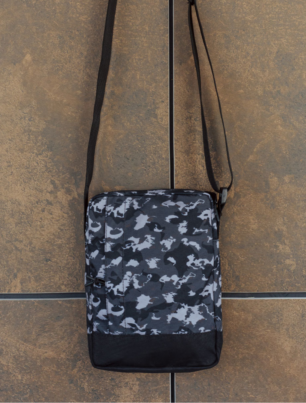 Geantă de umăr Staff black & gray camo