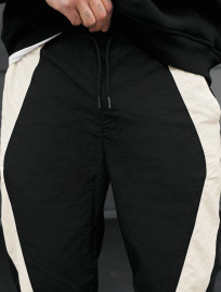 Joggeri Staff ol black & white