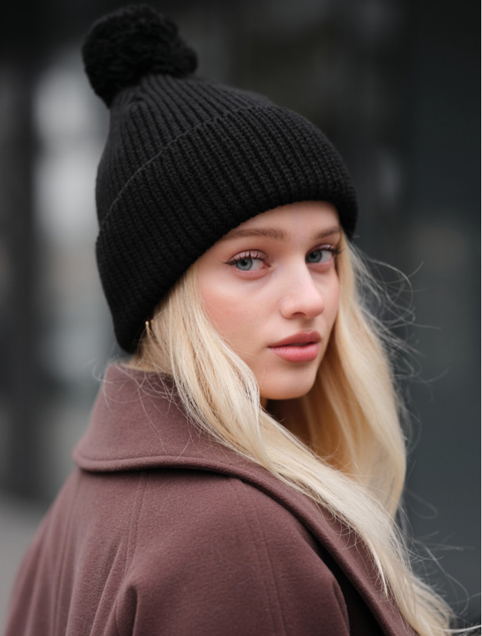 Căciulă de damă Staff pompon black