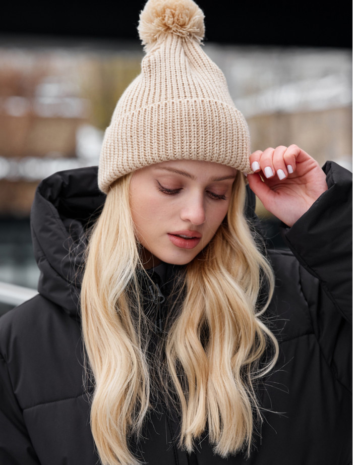 Căciulă de damă Staff pompon beige