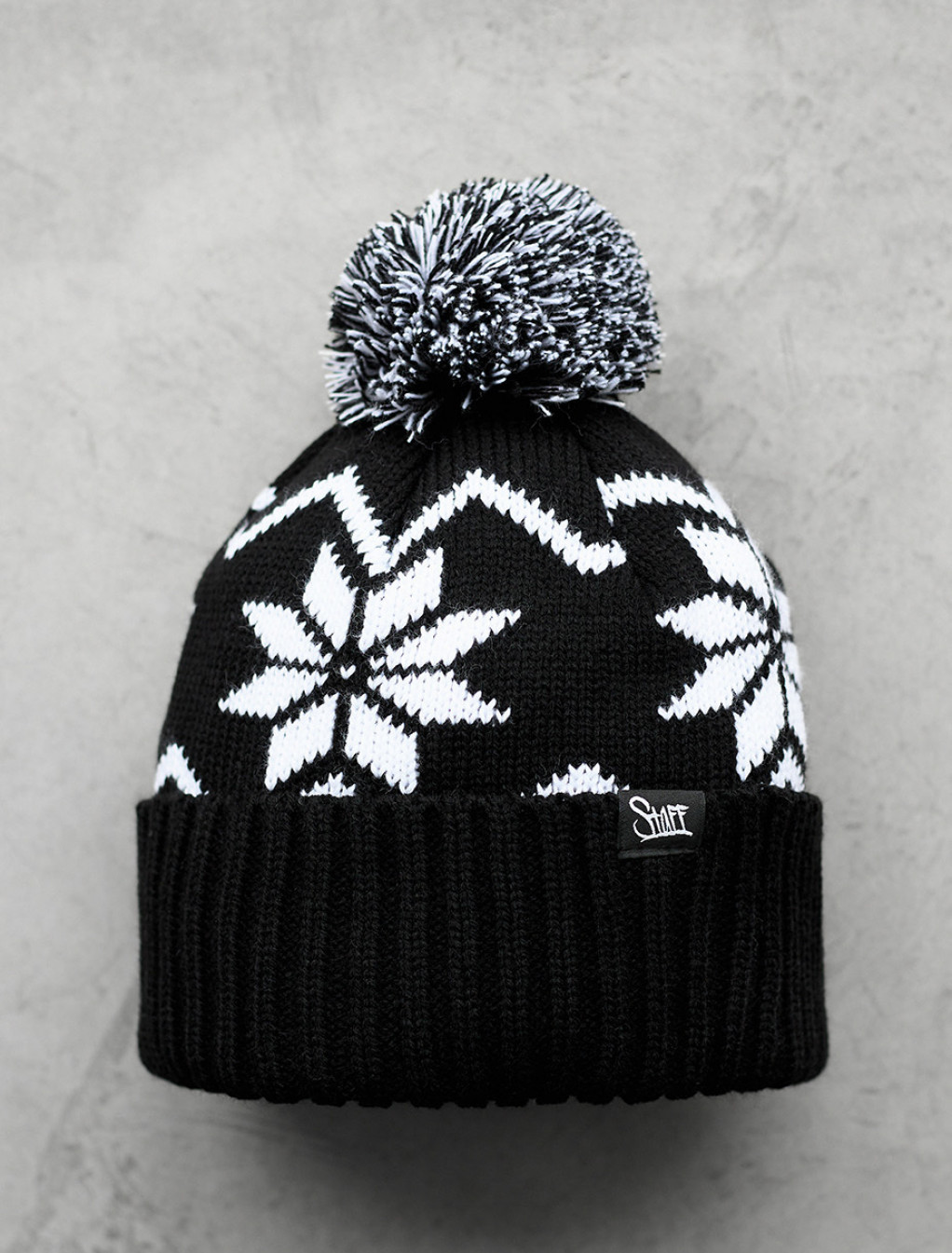 Căciulă Staff white & black pattern pompon