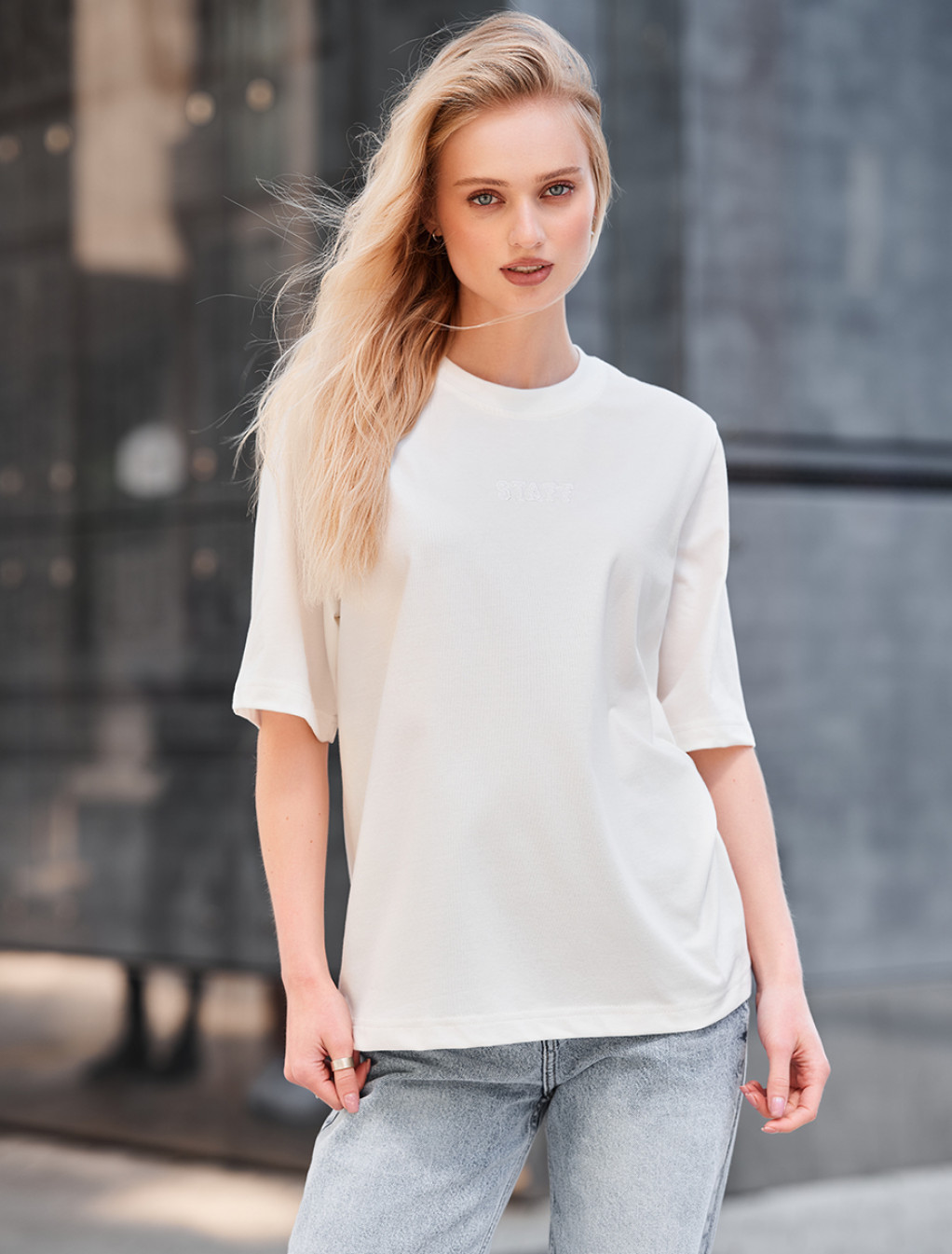 Tricou de damă Staff is logo white
