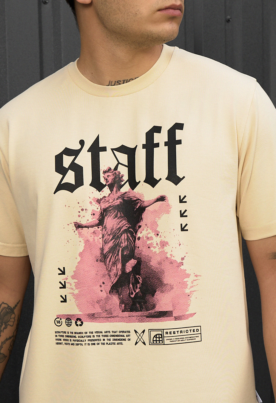 Tricou  Staff sculpture