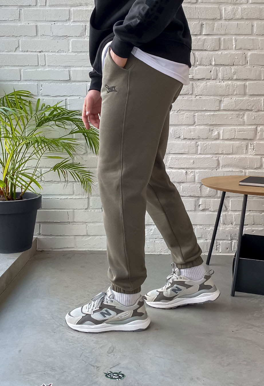 Pantaloni de trening Staff op khaki logo fleece