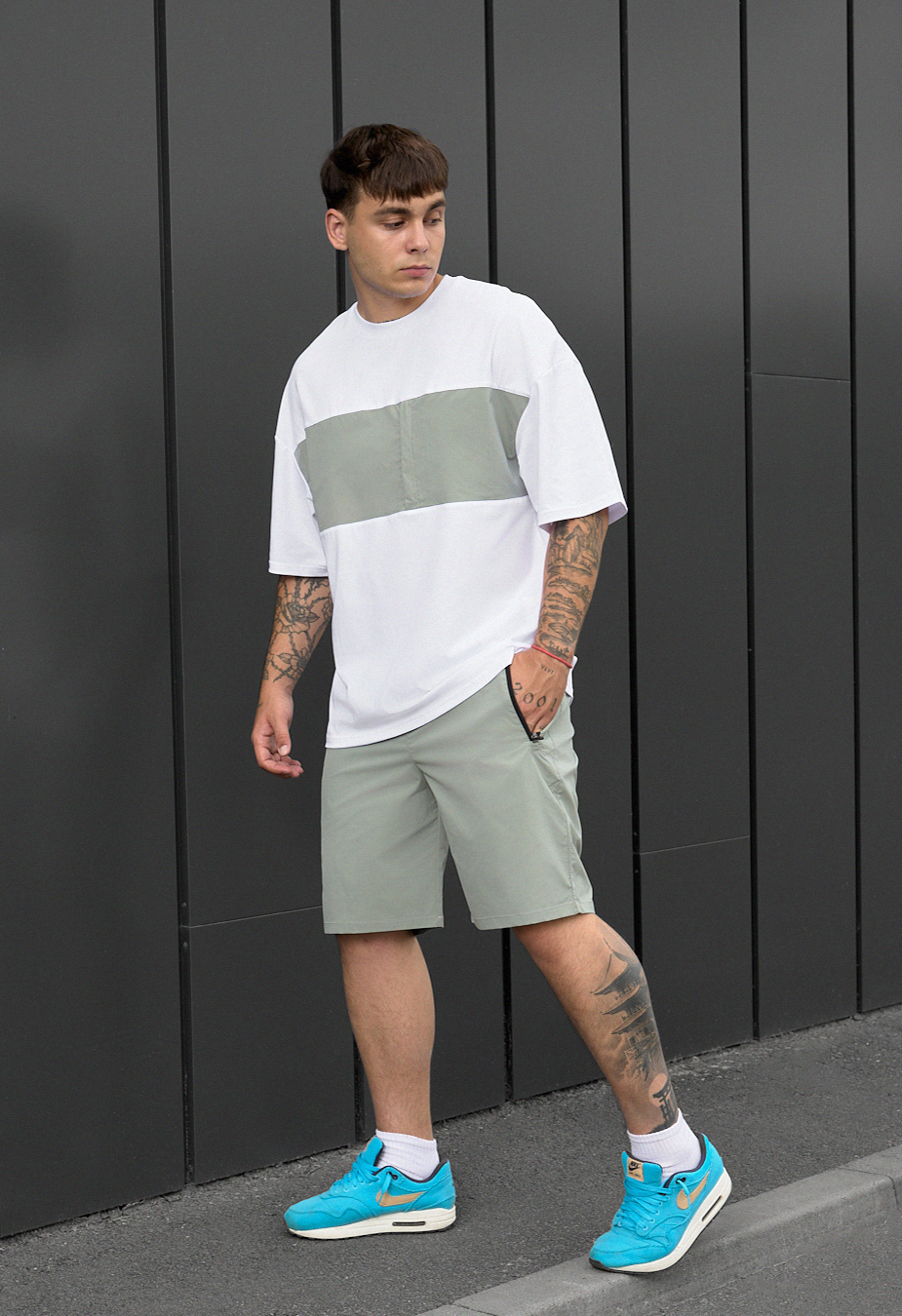 Set de vară tricou + pantaloni scurți Staff patt white & light olive oversize