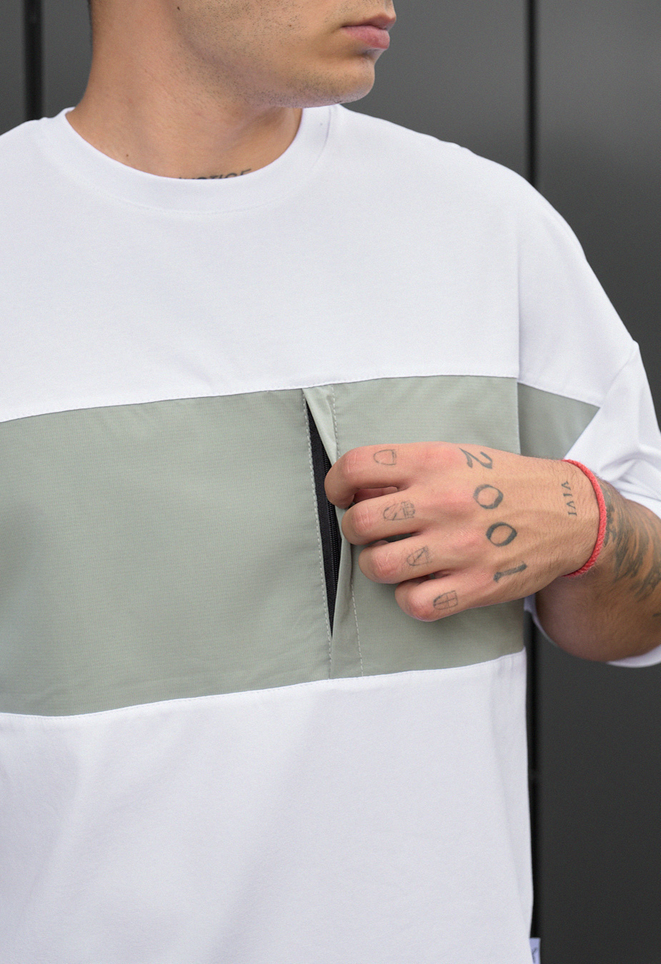 Set de vară tricou + pantaloni scurți Staff patt white & light olive oversize
