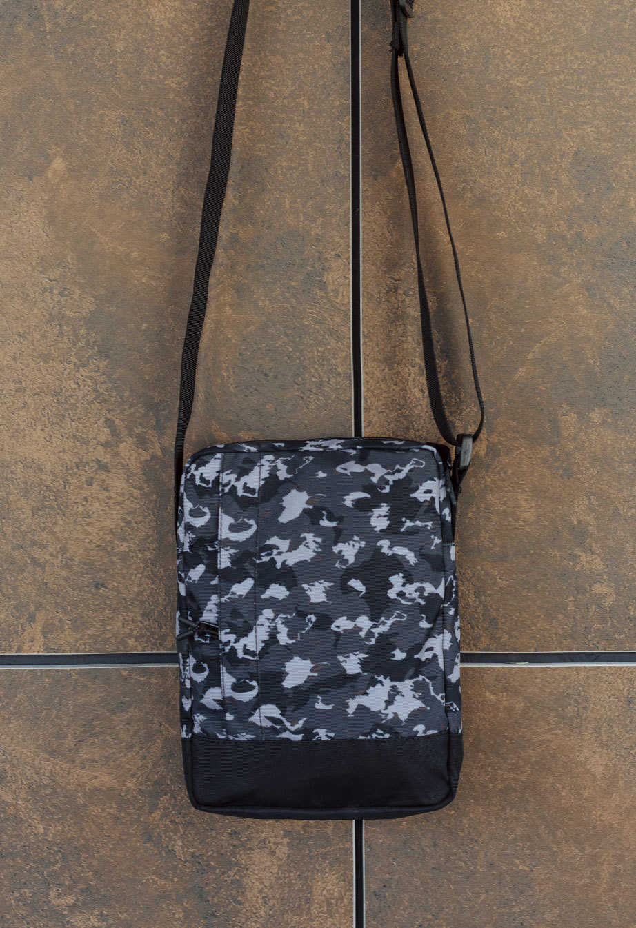 Geantă de umăr Staff black & gray camo