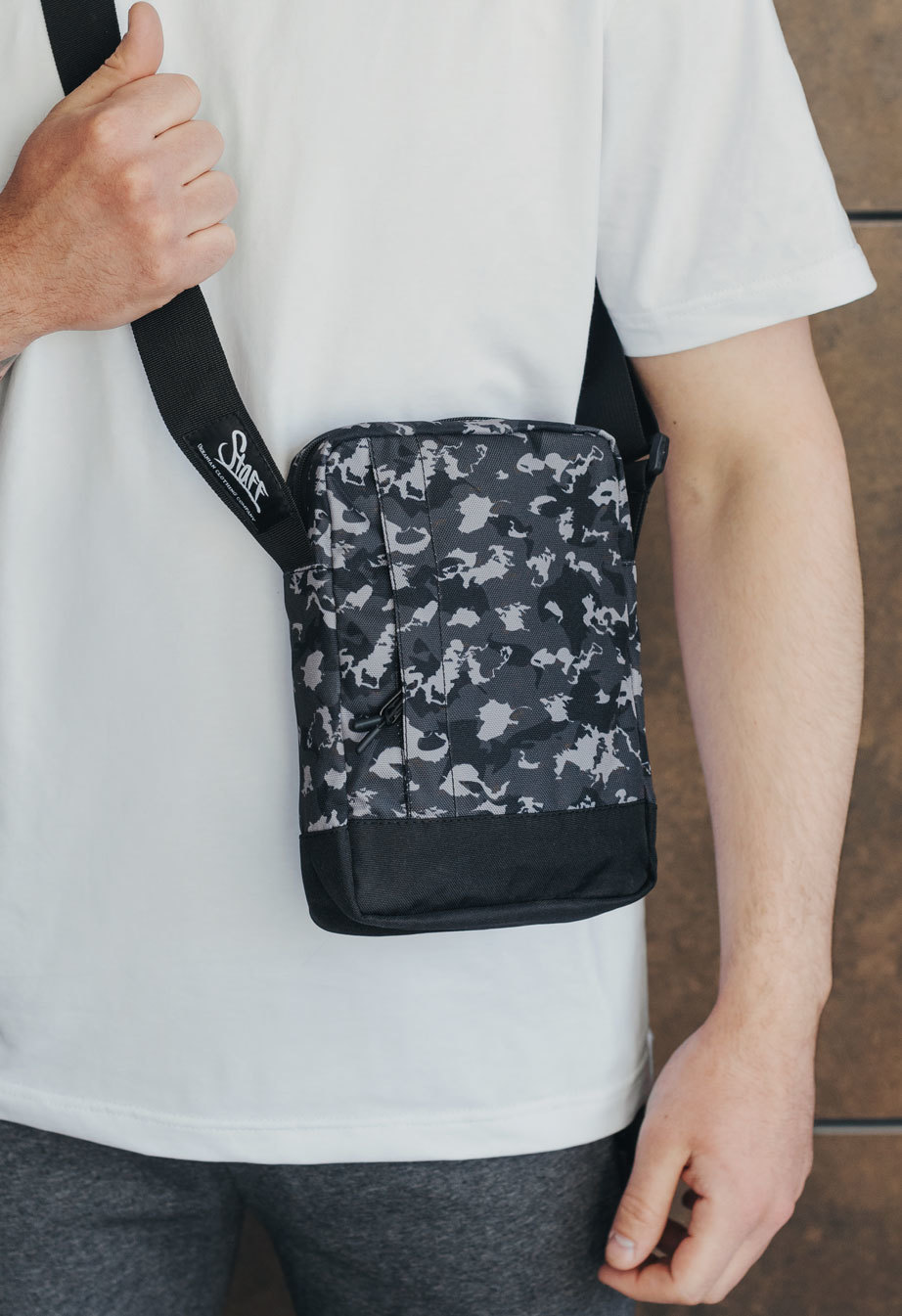 Geantă de umăr Staff black & gray camo