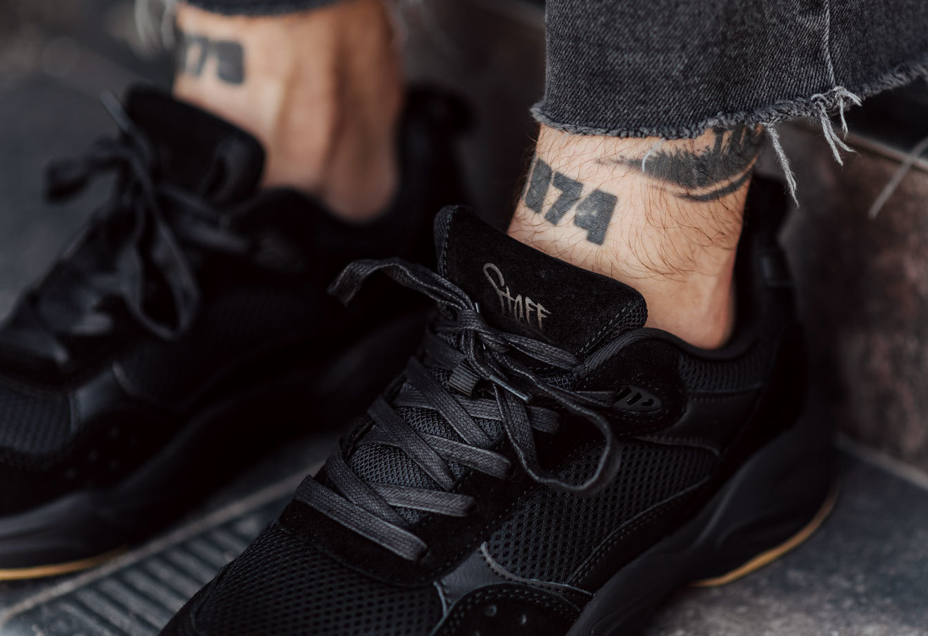 Adidași Staff black