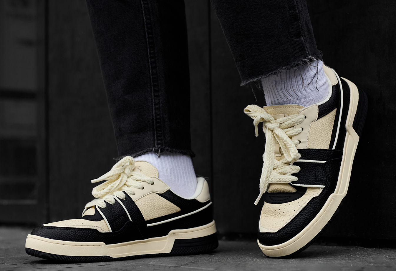 Adidași Staff beige & black