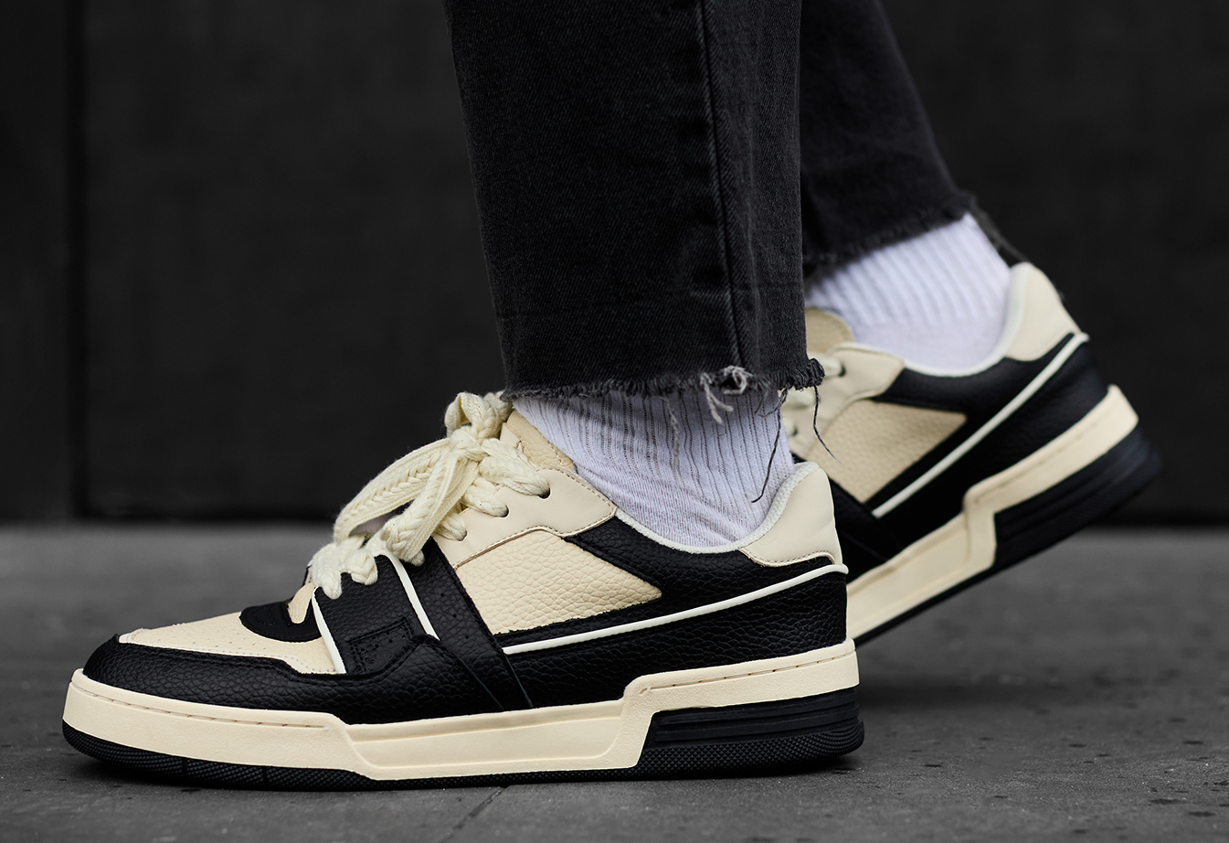 Adidași Staff beige & black