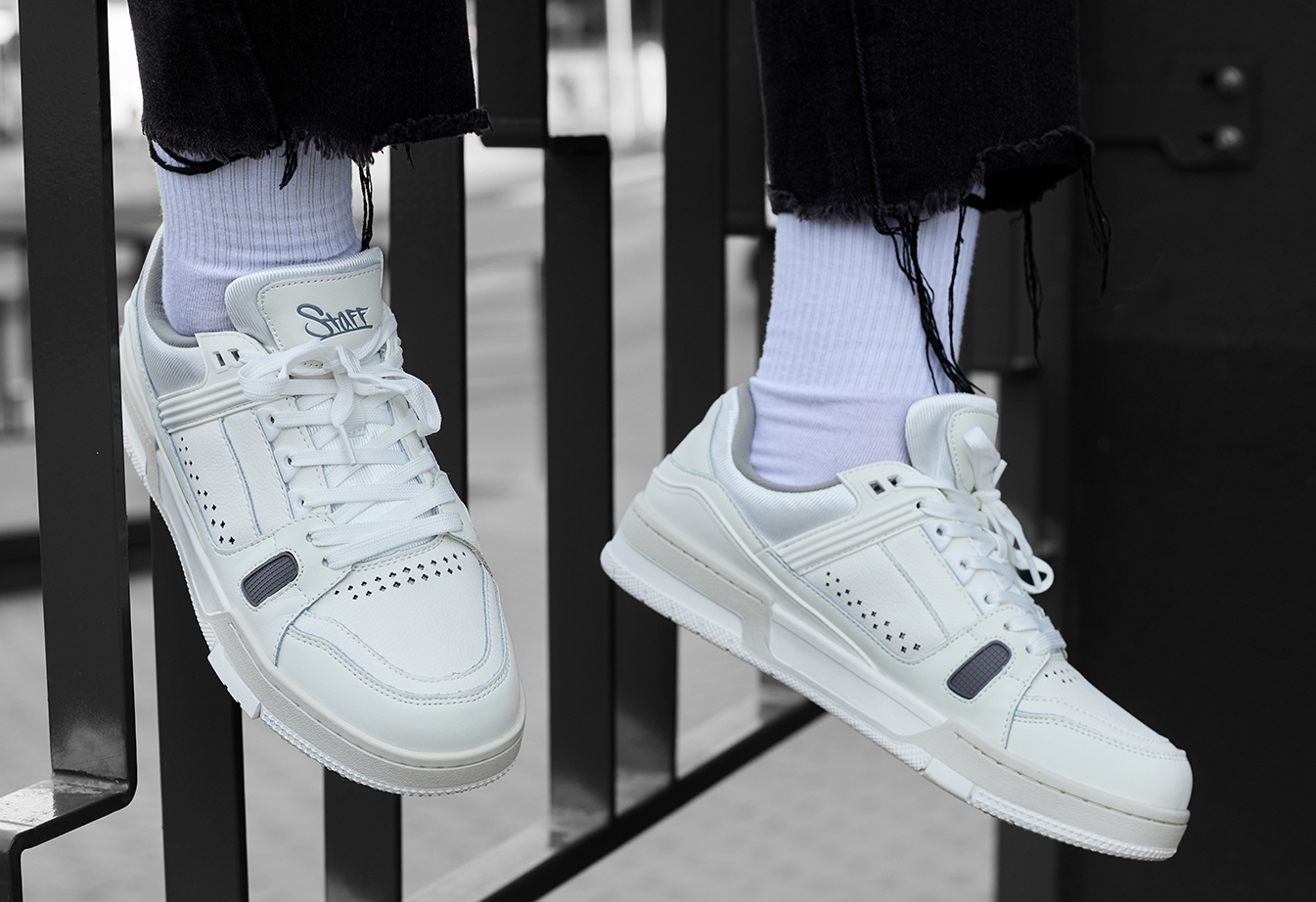 Adidași Staff White
