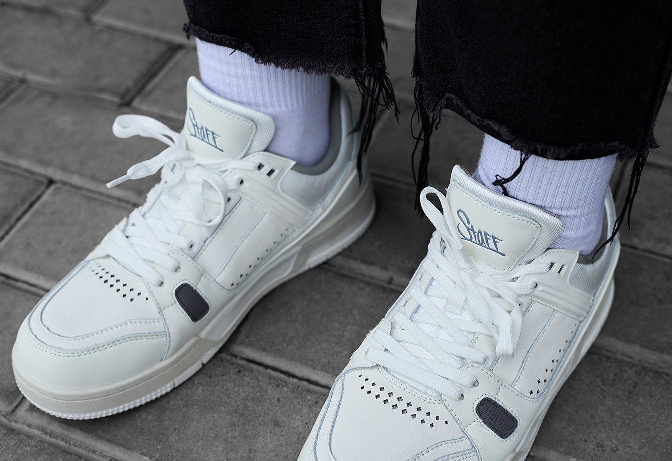 Adidași Staff White