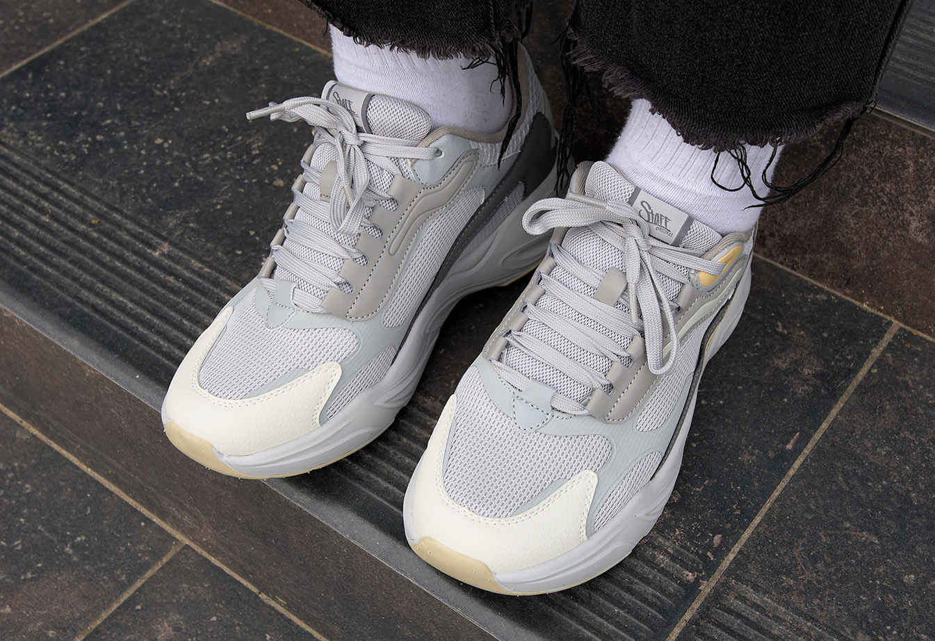 Adidași Staff gray