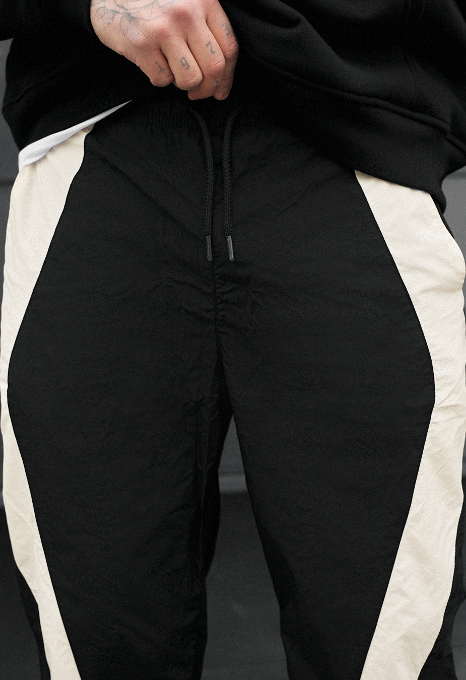 Joggeri Staff ol black & white