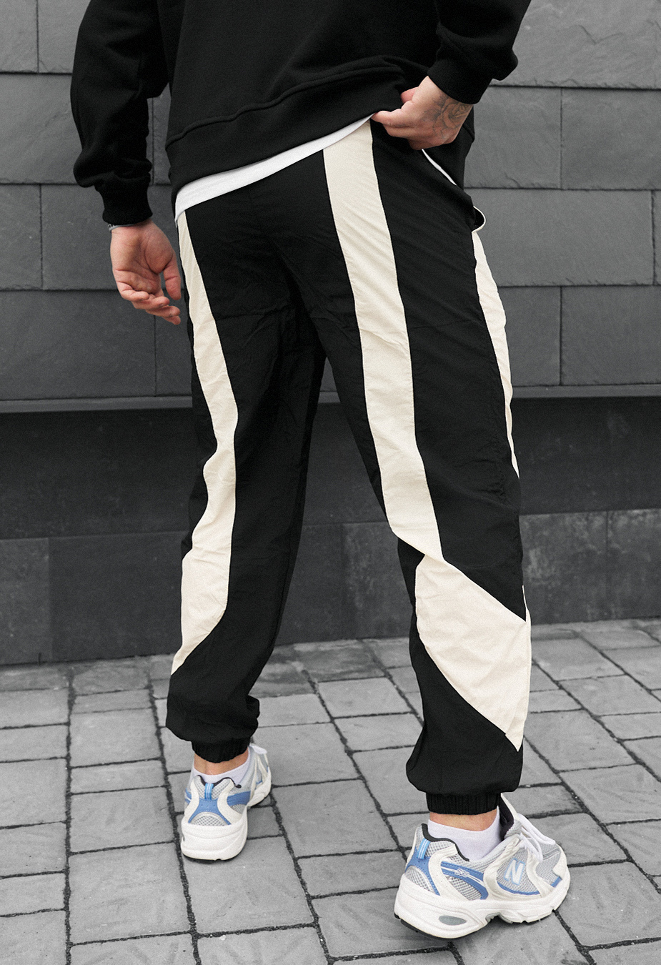 Joggeri Staff ol black & white