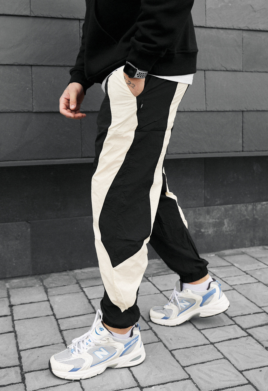 Joggeri Staff ol black & white