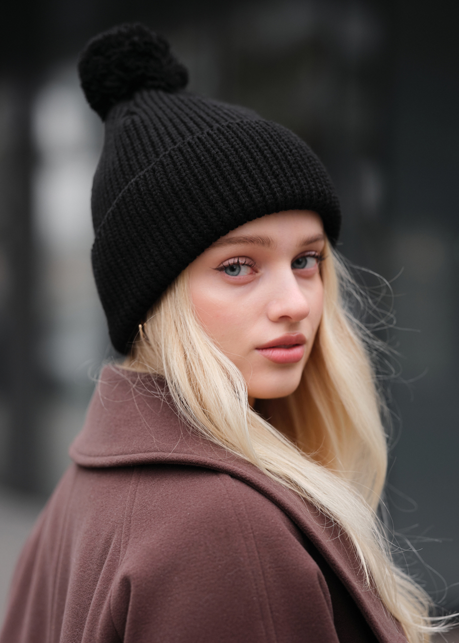 Căciulă de damă Staff pompon black