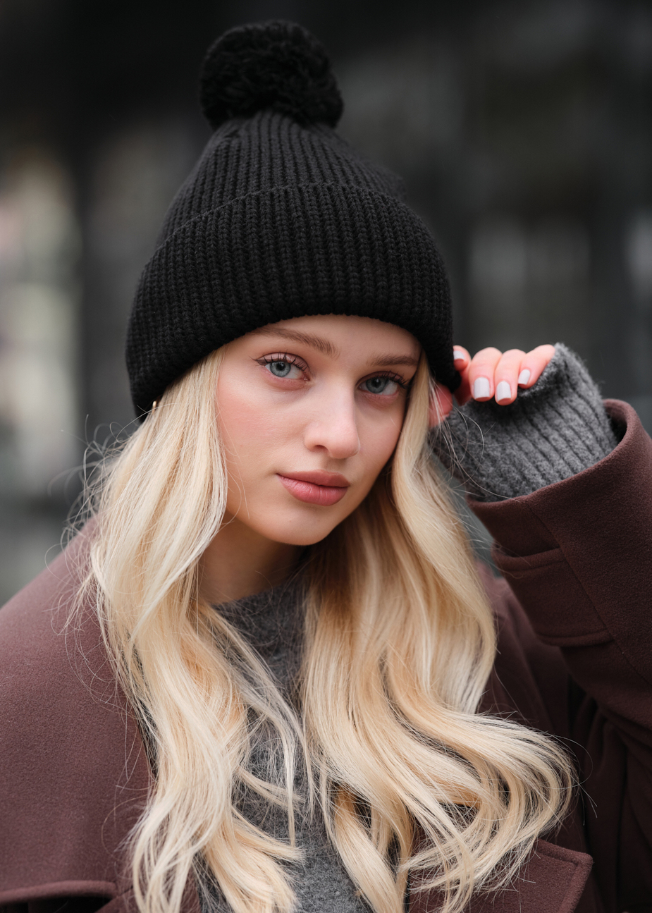 Căciulă de damă Staff pompon black