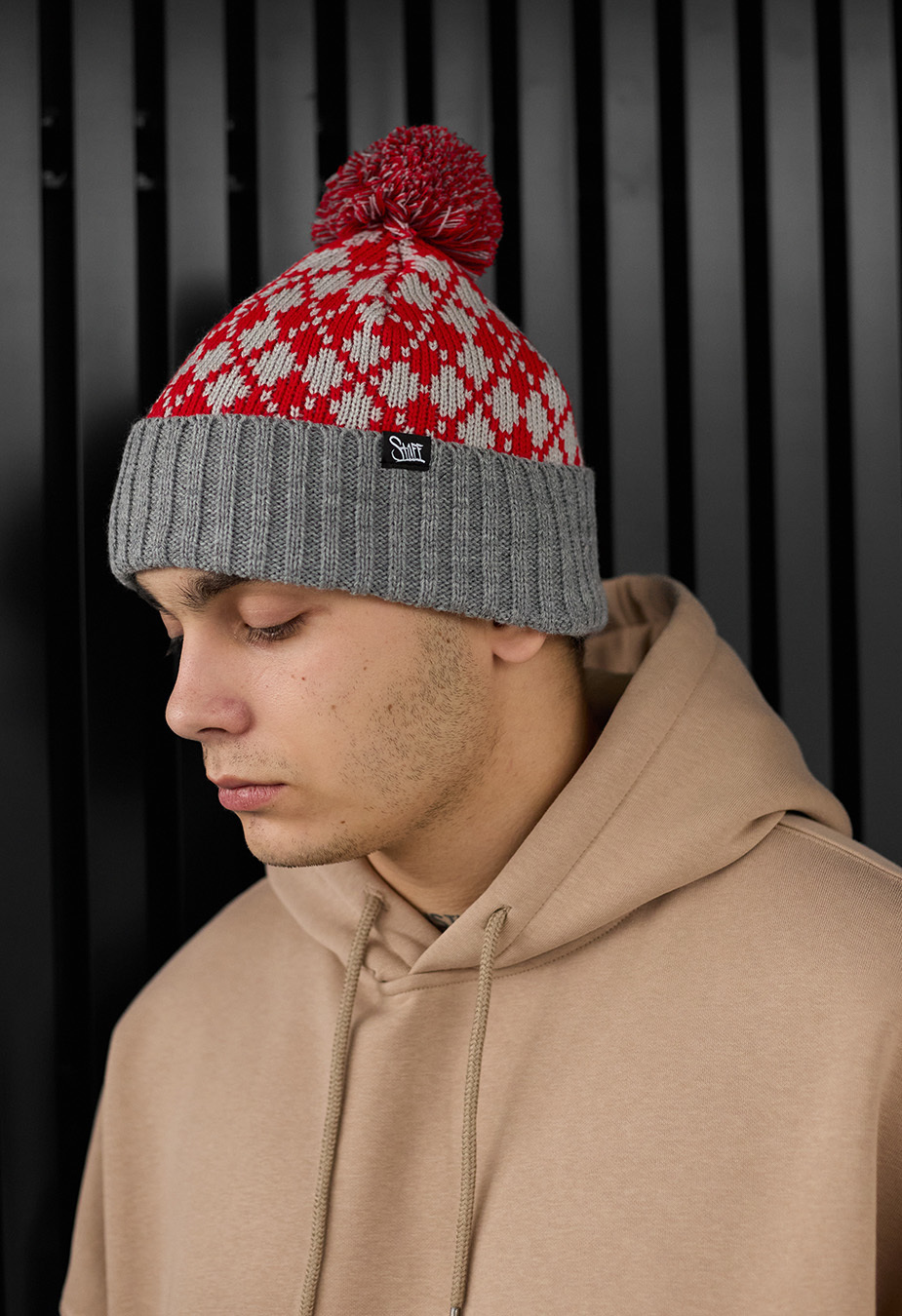 Căciulă Staff red & gray pattern pompon