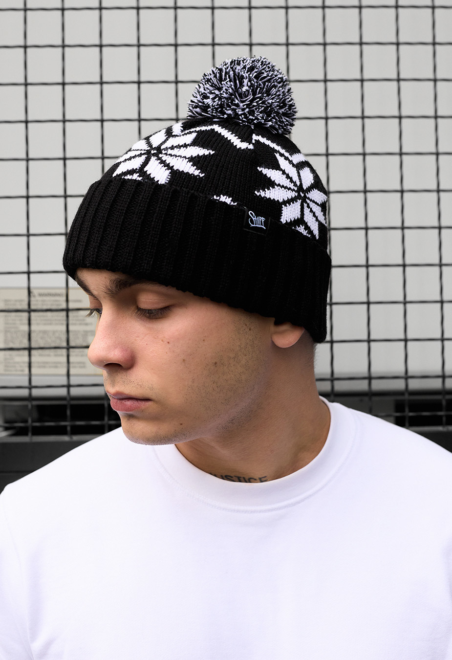 Căciulă Staff white & black pattern pompon