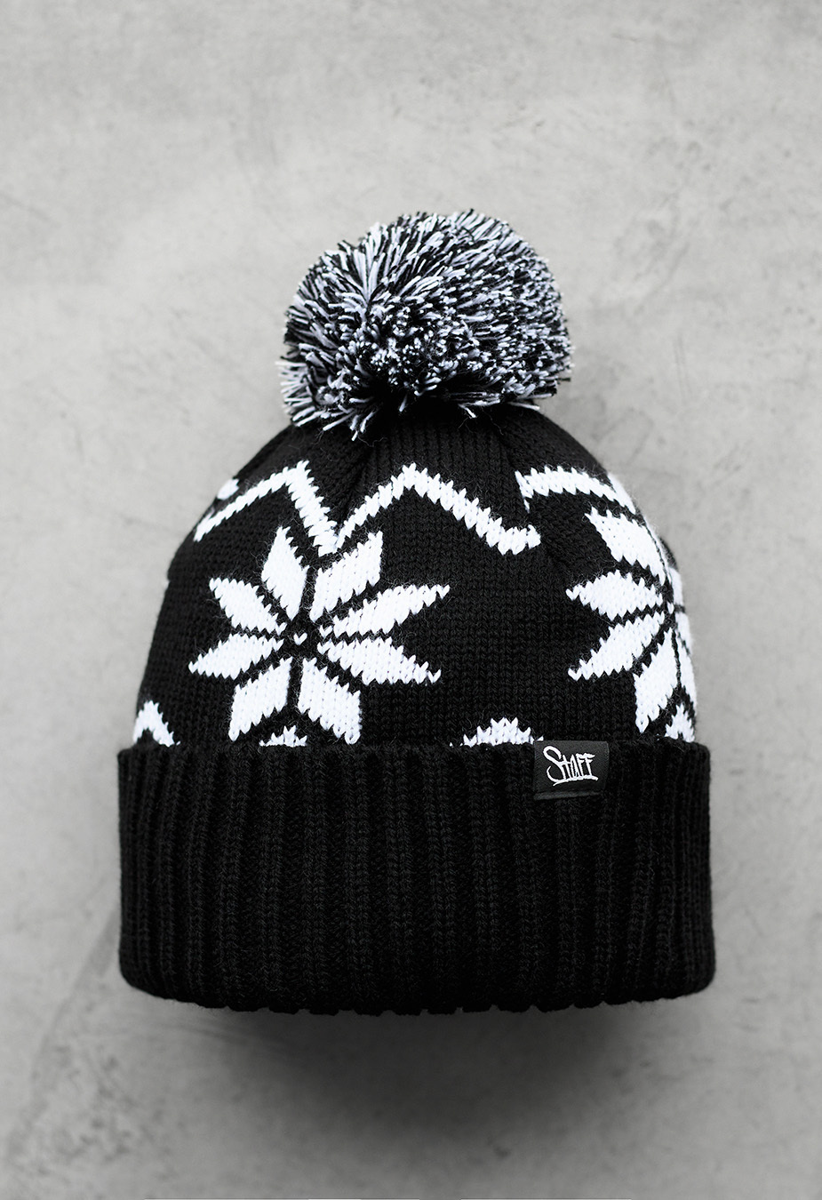 Căciulă Staff white & black pattern pompon