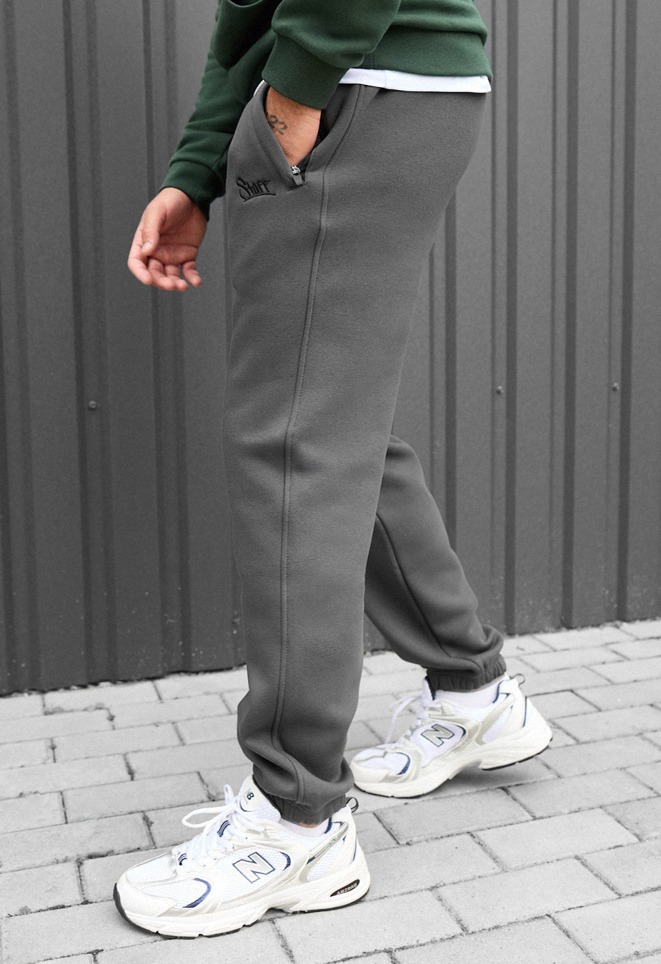 Pantaloni de trening Staff pul dark gray logo fleece