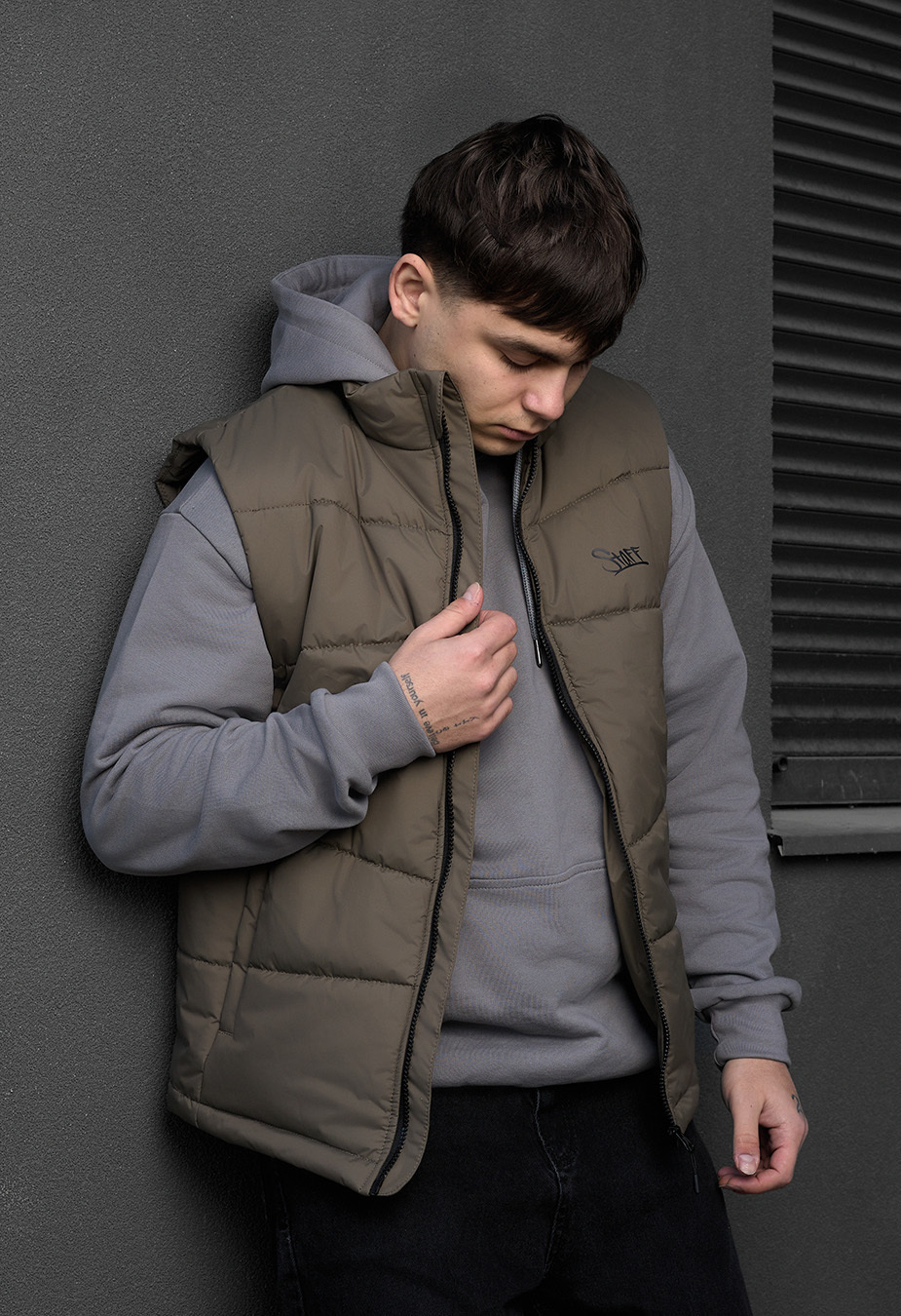 Vestă Staff jova dark khaki logo