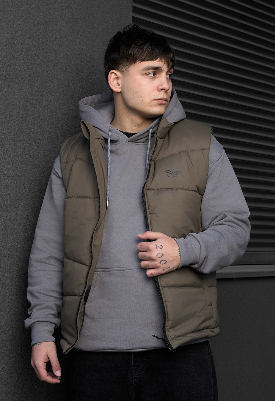 Vestă Staff jova dark khaki logo