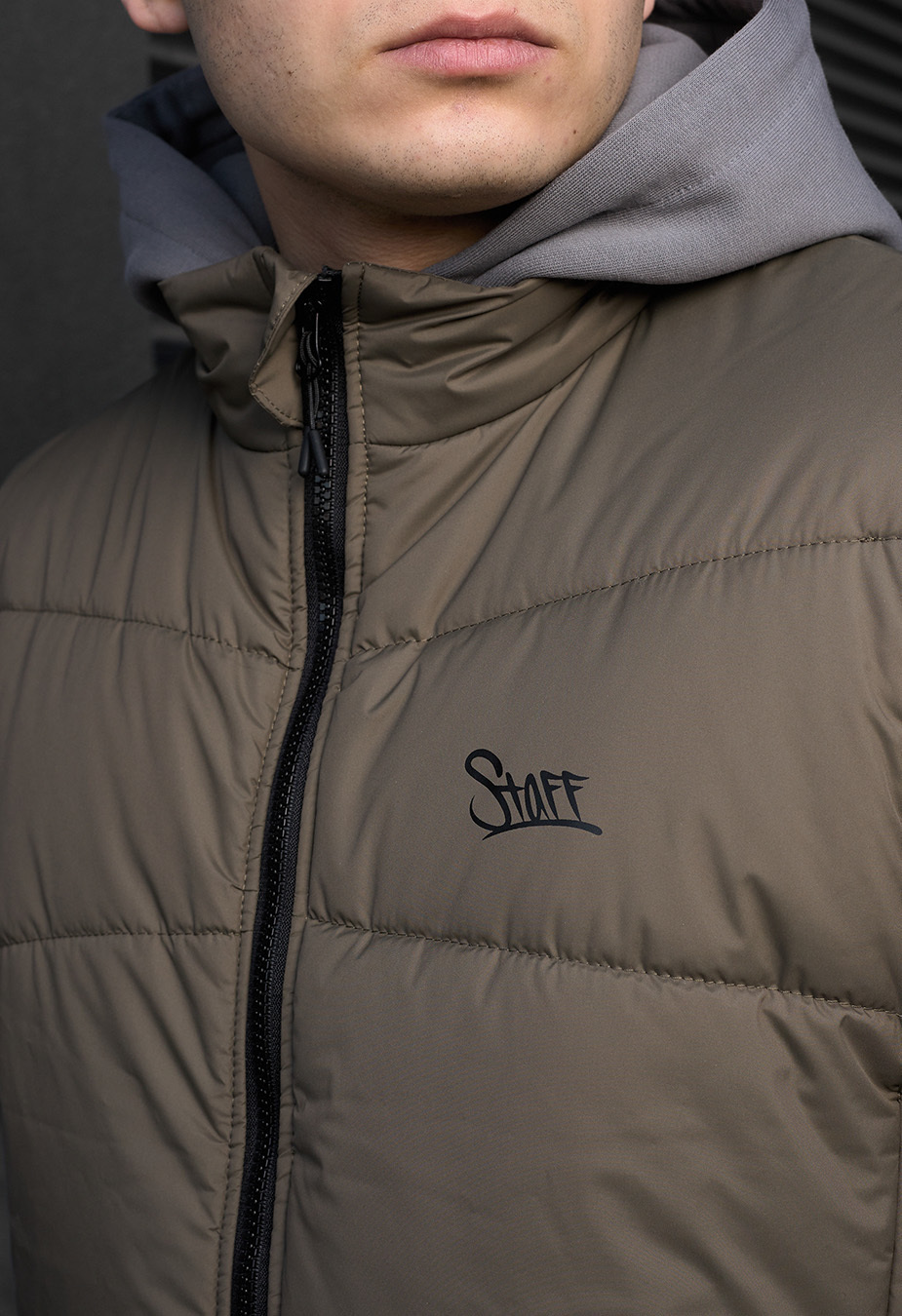 Vestă Staff jova dark khaki logo