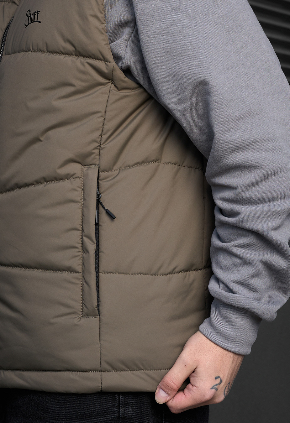 Vestă Staff jova dark khaki logo