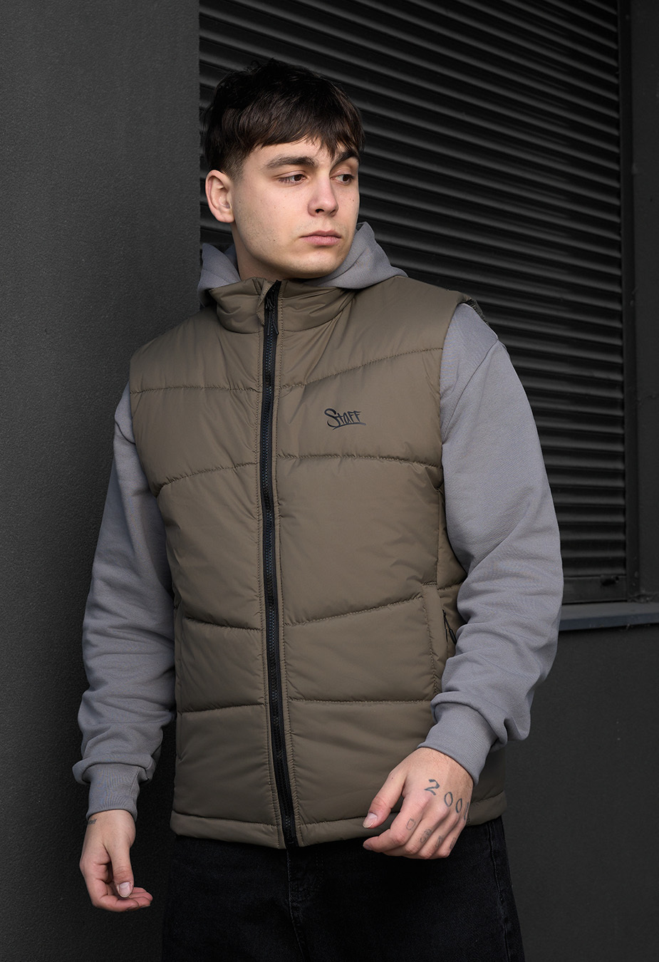 Vestă Staff jova dark khaki logo