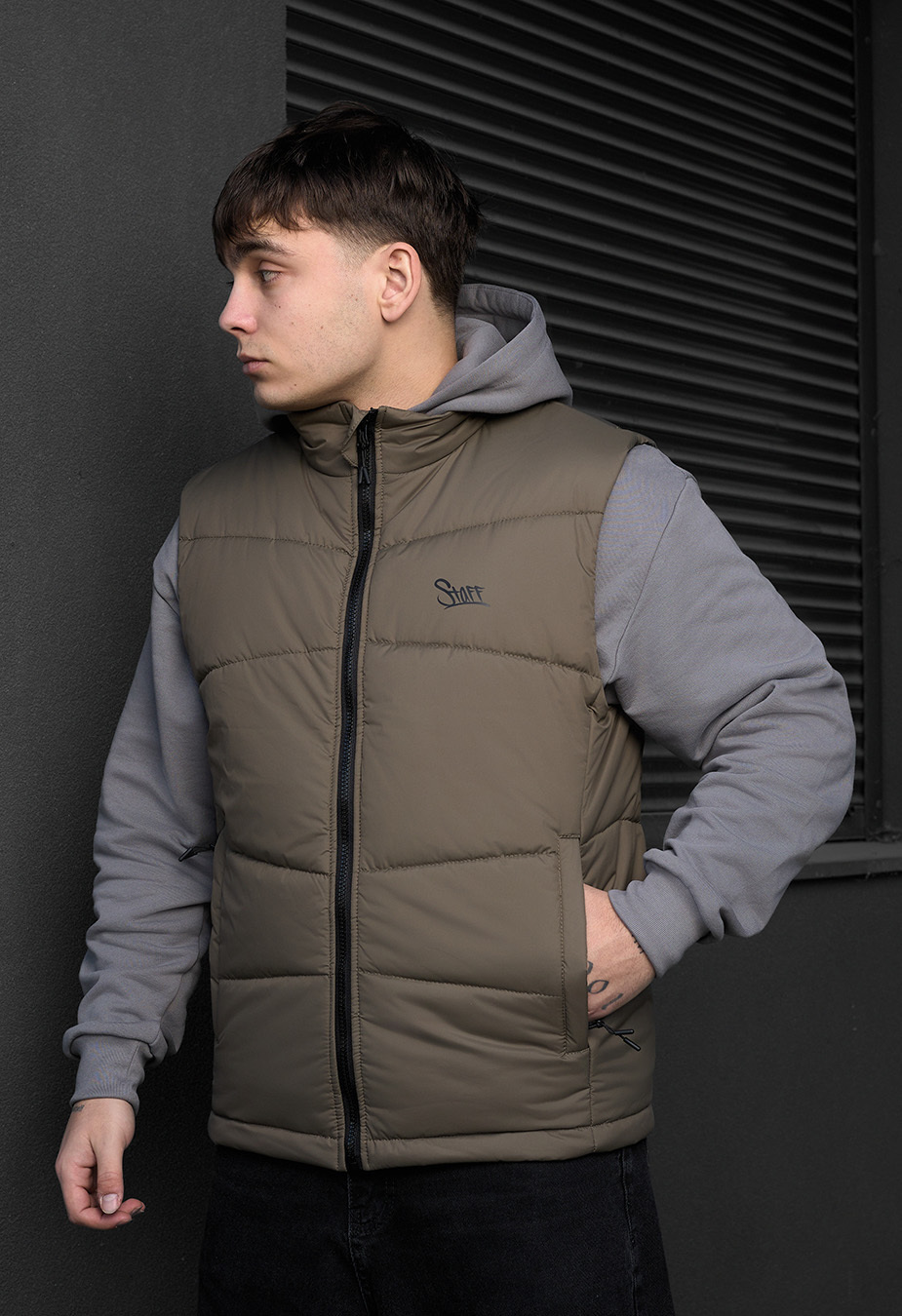 Vestă Staff jova dark khaki logo