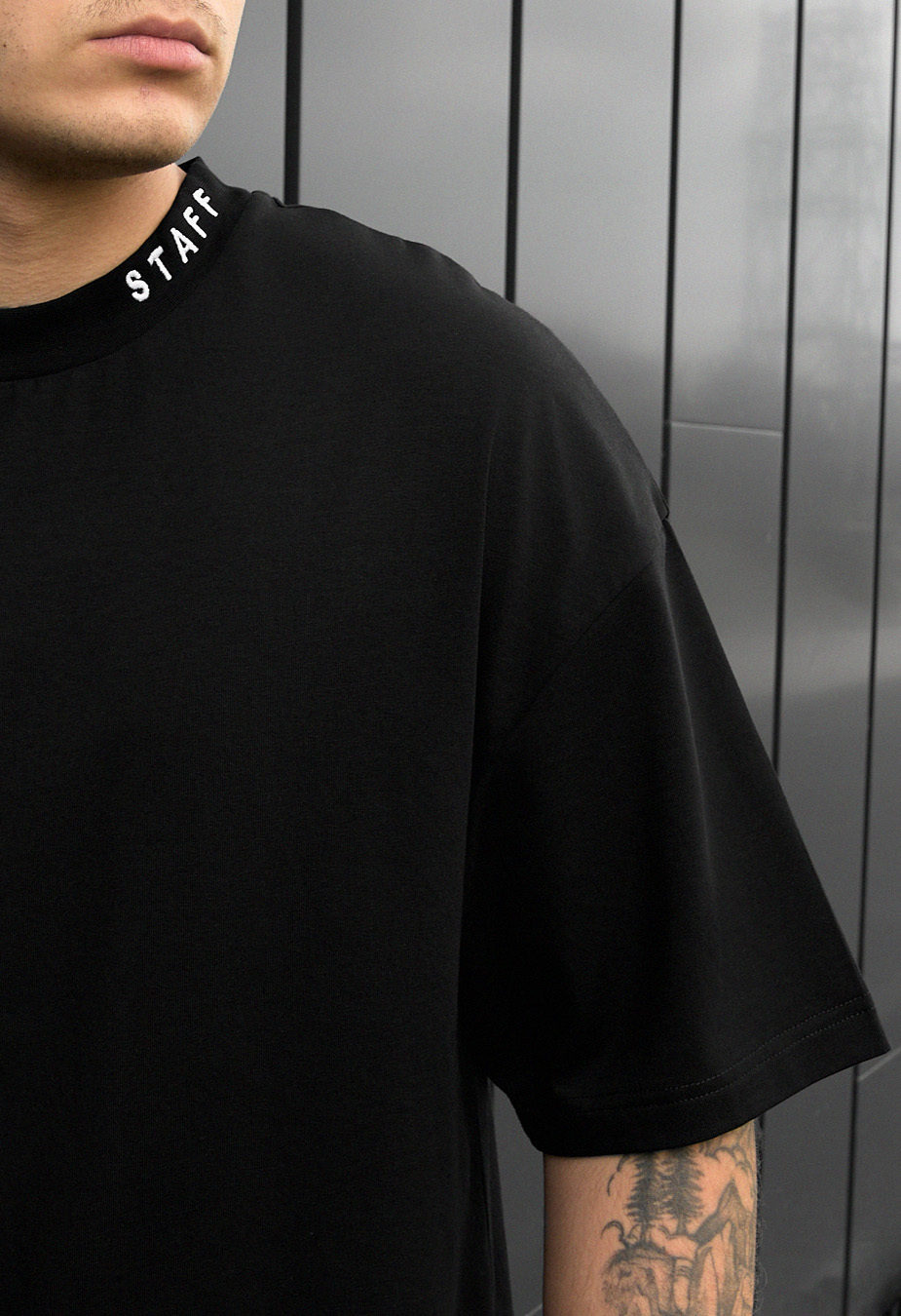 Tricou Staff logo neck oversize